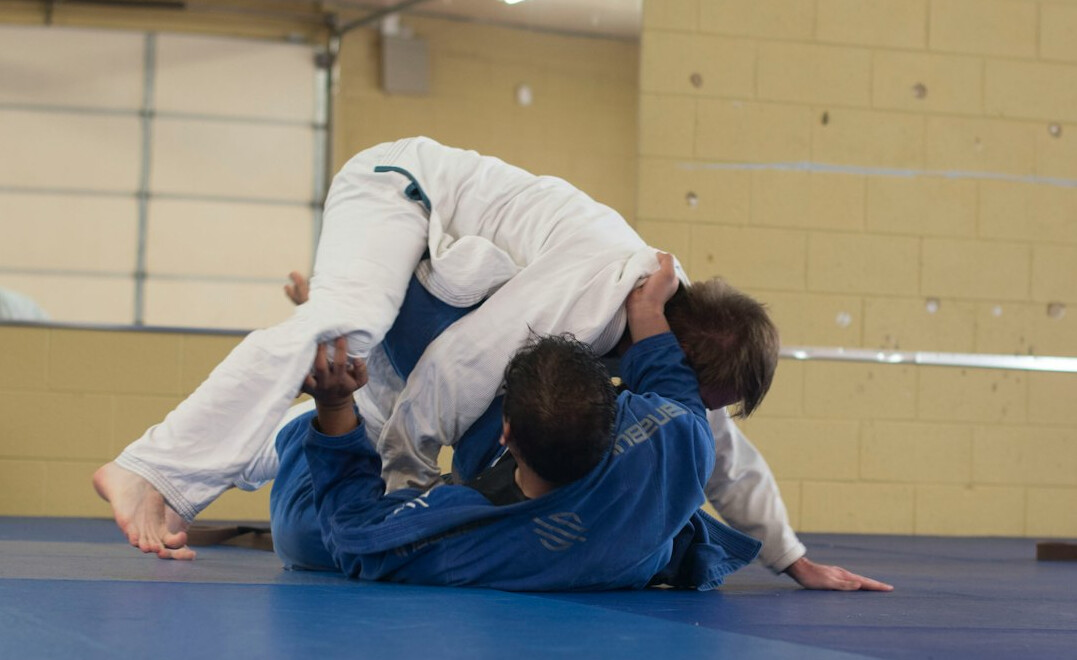 Brazilian mentor guiding a student during a coaching session